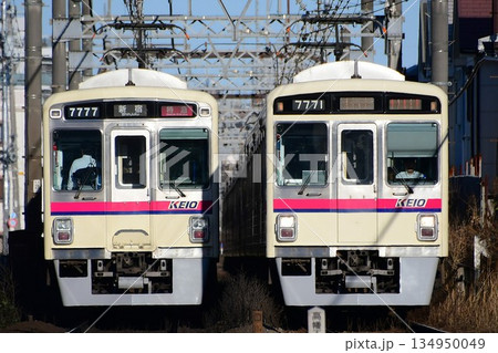 離合する京王7000系同士 7のぞろ目7727Fコルゲート車と7721Fビートル車 離合する京王7000系同士 7のぞろ目7727Fコルゲート車と7721Fビートル車 134950049