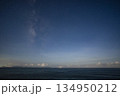月照の下、東シナ海に沈むさそり座と天の川 134950212