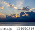 東シナ海に沈む太陽と夕焼けの光芒 134950216