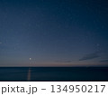 東シナ海に沈む金星と海に映るヴィーナスロード 134950217