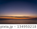 鮮やかな茜色に染まる吹上浜／江口浜の夕焼け 134950218