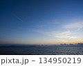 吹上浜／江口浜の夕焼けと西に飛ぶ飛行機雲 134950219