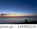吹上浜／江口浜の夕焼けとそれを眺める人影 134950220