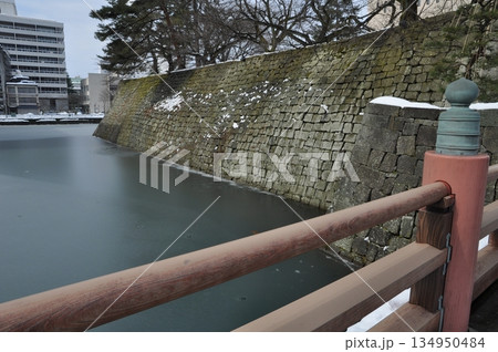 冬の福井城址のお堀の風景 134950484