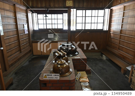高野山奥の院の頌徳殿、休憩所の奥のお茶くみ場 高野山奥の院の頌徳殿、休憩所の奥のお茶くみ場 134950489