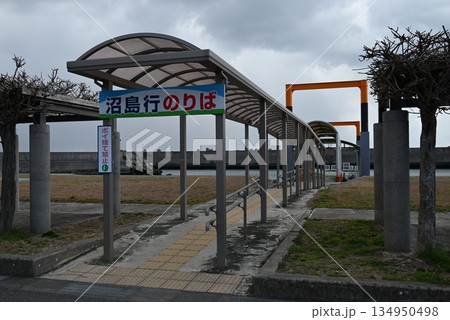 淡路島から沼島に渡る灘ターミナルセンターにある乗り場の通路 淡路島から沼島に渡る灘ターミナルセンターにある乗り場の通路 134950498