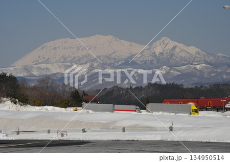冬の蒜山高原サービスエリアからの大山の雪景色 134950514