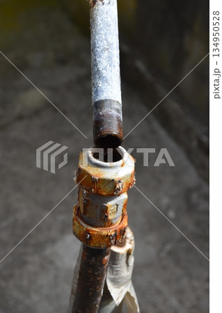 老朽化した家庭用の水道管の補修跡の劣化状態 134950528