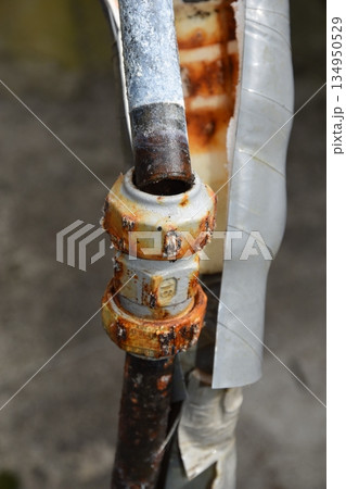 老朽化した家庭用の水道管の補修跡の劣化状態 134950529