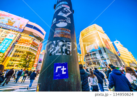 日本の東京都市景観三が日再びシール…。インバウンドが続く渋谷、ほぼ外国人観光客。剥がされた柱で争奪戦 134950624