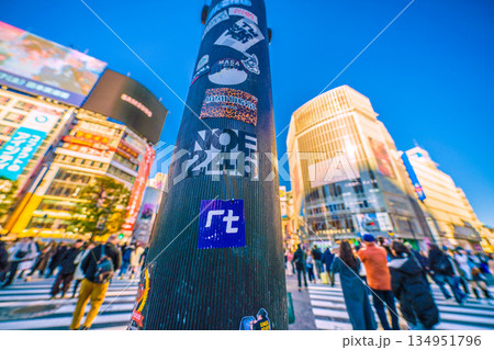 日本の東京都市景観1月3日、再びシール…インバウンド続く渋谷、ほぼ外国人観光客。剥がされた柱で争奪戦 日本の東京都市景観1月3日、再びシール…インバウンド続く渋谷、ほぼ外国人観光客。剥がされた柱で争奪戦 134951796