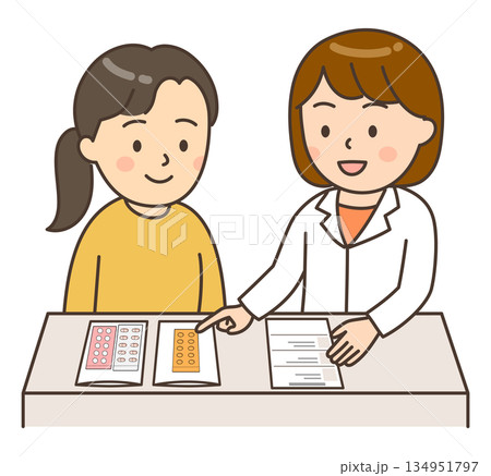 薬の説明をする女性薬剤師と若い女性患者 薬の説明をする女性薬剤師と若い女性患者 134951797