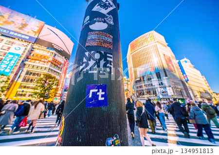 日本の東京都市景観1月3日、再びシール…インバウンド続く渋谷、ほぼ外国人観光客。剥がされた柱で争奪戦 134951813