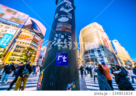 日本の東京都市景観再びシール…。インバウンドが続く渋谷。ほとんどが外国人観光客。剥がされた柱で争奪戦 134951814
