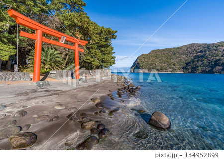 諸口神社　鳥居と駿河湾と富士山　「沼津市戸田」 134952899