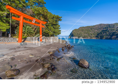 諸口神社　鳥居と駿河湾と富士山　「沼津市戸田」 134952900