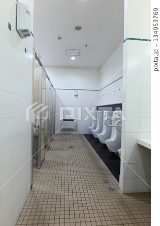 男子トイレ 男子トイレ 134953769