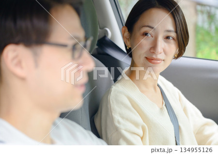ドライブをする男女 ドライブをする男女 134955126