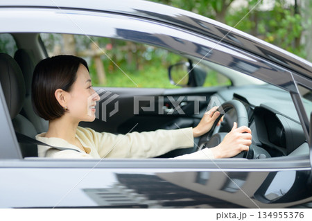 運転する女性 134955376