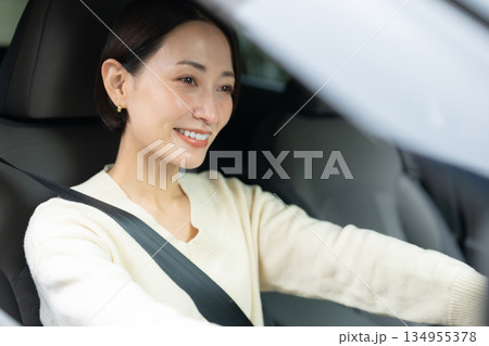 運転する女性 運転する女性 134955378