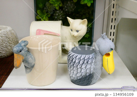 人気のハシビロコウのマグカップと猫とカップのオブジェ 人気のハシビロコウのマグカップと猫とカップのオブジェ 134956109