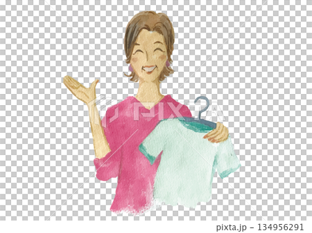 一位面帶微笑、衣著時尚的高級女店員，手裡拿著掛在衣架上的衣服。 134956291