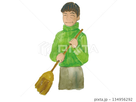 箒で掃除をしている笑顔のシニア男性 箒で掃除をしている笑顔のシニア男性 134956292