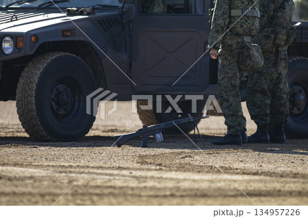 自衛官の足元に置かれた自動小銃 自衛官の足元に置かれた自動小銃 134957226
