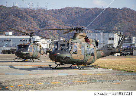 陸上自衛隊の新旧多用途ヘリコプター 陸上自衛隊の新旧多用途ヘリコプター 134957231