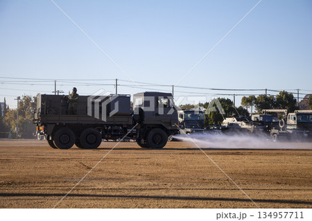 水を散布する陸上自衛隊のトラック 134957711