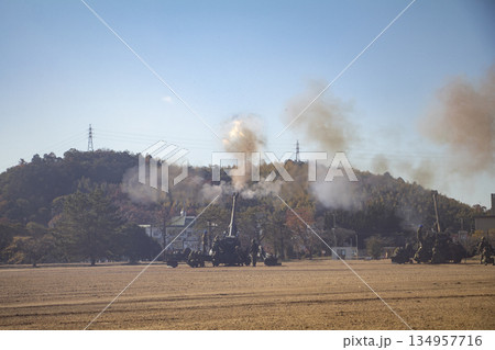 射撃した榴弾砲 134957716