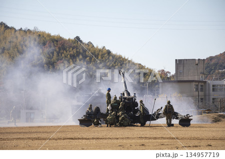 射撃した榴弾砲 134957719