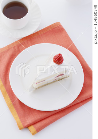 イチゴのショートケーキと紅茶のセット 134960549