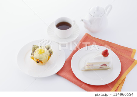 ショートケーキとモンブラン＆ティーセット 134960554