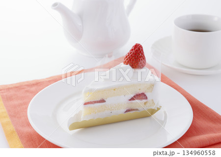 イチゴのショートケーキと紅茶のセット 134960558
