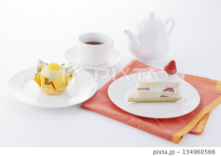 ショートケーキとモンブラン＆ティーセット 134960566