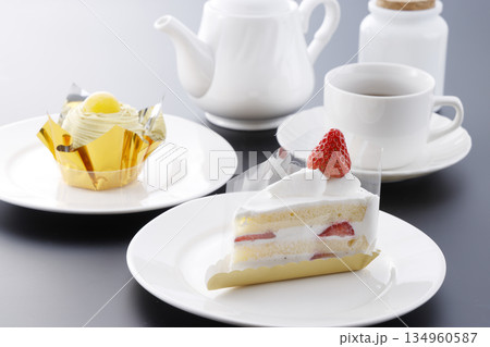 ショートケーキとモンブラン＆ティーセット 134960587