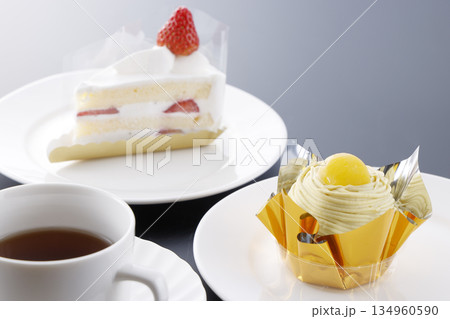 ショートケーキとモンブラン&ティーセット ショートケーキとモンブラン&ティーセット 134960590