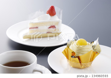 ショートケーキとモンブラン＆ティーセット 134960593