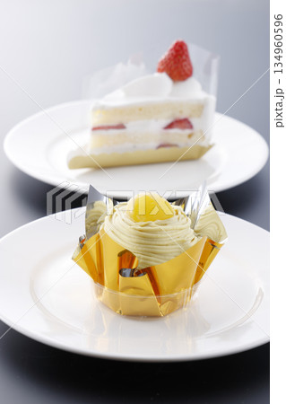 ショートケーキとモンブランのセット ショートケーキとモンブランのセット 134960596