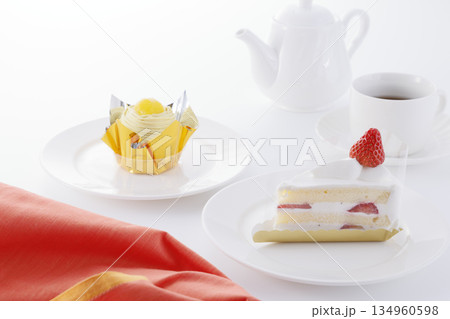 ショートケーキとモンブラン&ティーセット ショートケーキとモンブラン&ティーセット 134960598