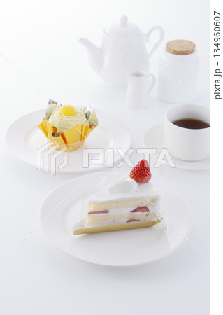 ショートケーキとモンブラン＆ティーセット 134960607