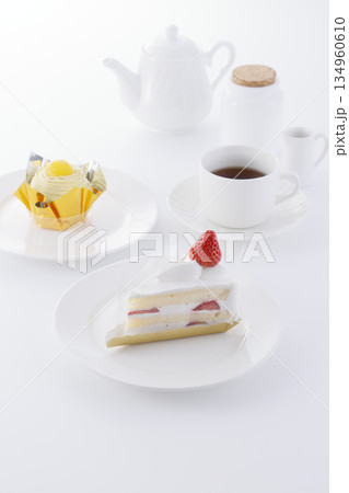 ショートケーキとモンブラン＆ティーセット 134960610