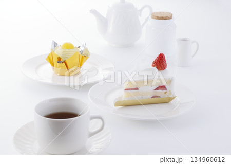 ショートケーキとモンブラン＆ティーセット 134960612