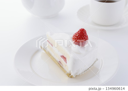 イチゴのショートケーキと紅茶のセット 134960614