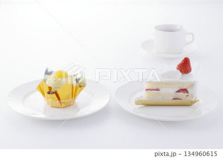 ショートケーキとモンブラン＆ティーセット 134960615