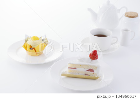 ショートケーキとモンブラン＆ティーセット 134960617