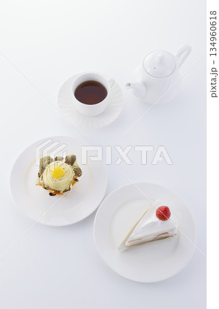 ショートケーキとモンブラン＆ティーセット 134960618