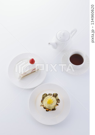 ショートケーキとモンブラン＆ティーセット 134960620