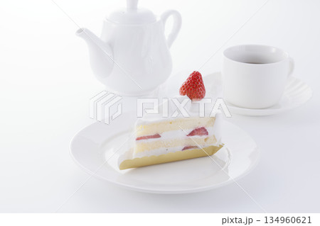 イチゴのショートケーキと紅茶のセット 134960621